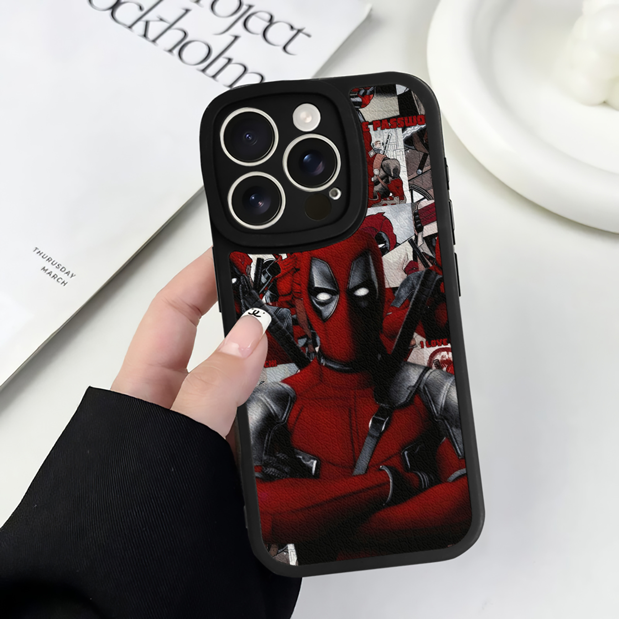 （画像用） Deadpool デッドプール 【iPhone 16シリーズ対応】シリコンスマホケース（レザー調） 材質：シリコン